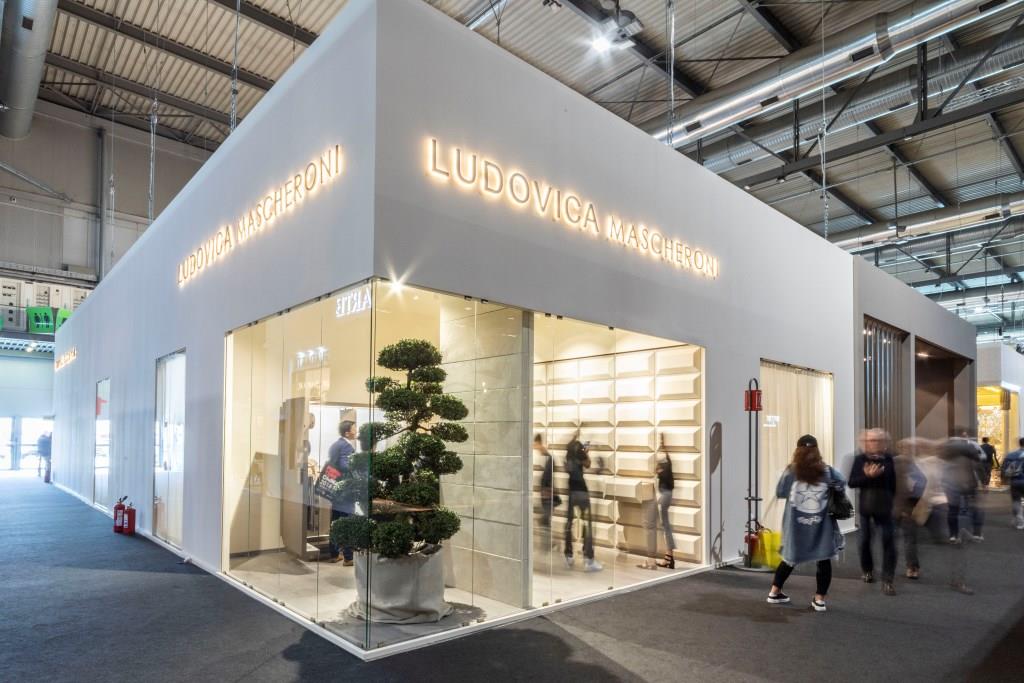 Ludovica Mascheroni: Stand personalizzato per fiere di colore bianco e interni in legno